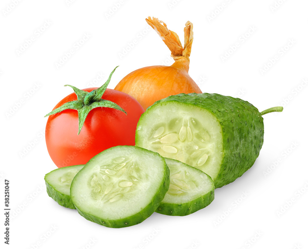 隔离蔬菜。白底隔离的新鲜番茄、黄瓜片和洋葱