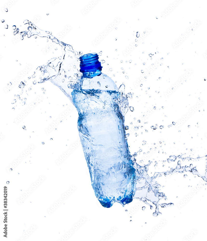水从瓶子里飞溅出来，在白色背景上隔离