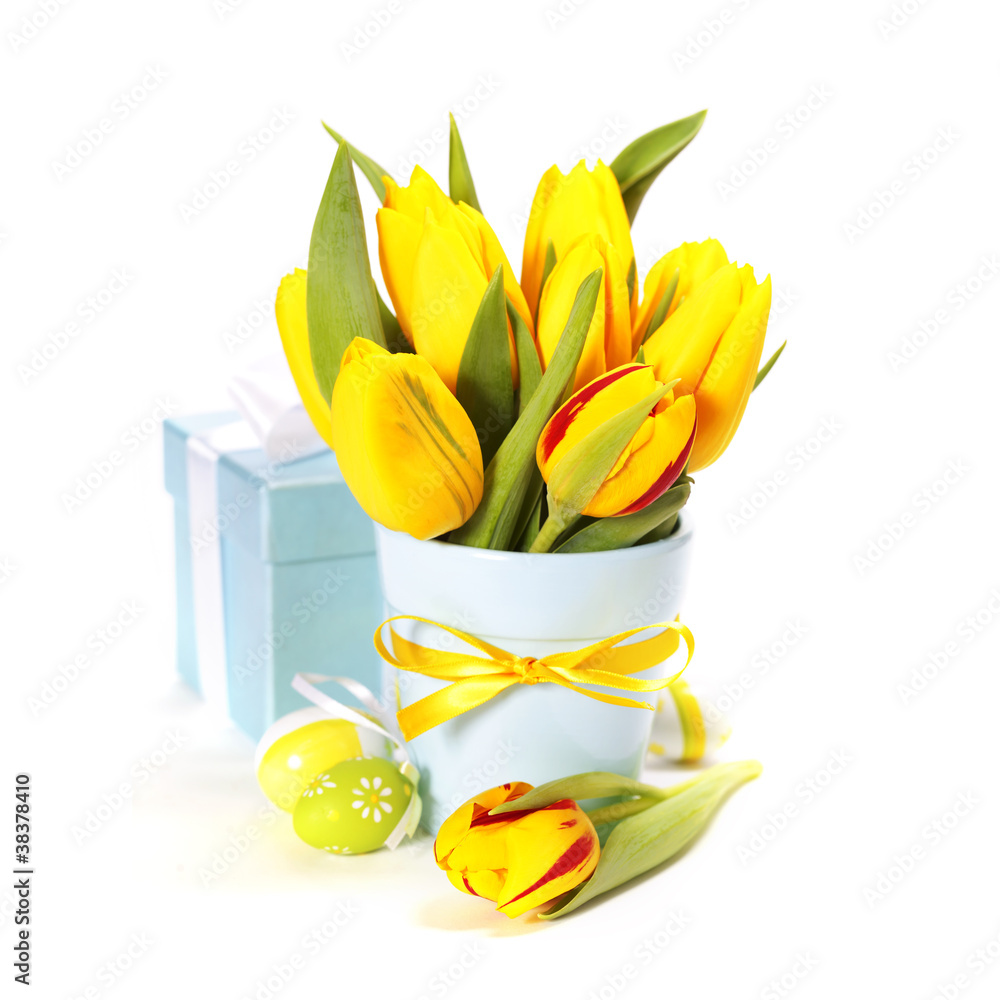 带复活节彩蛋的春天郁金香