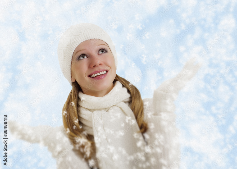 美丽快乐的女孩，冬天背景是雪花