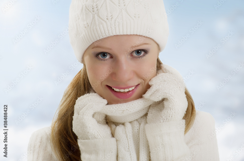 美丽快乐女孩的冬季画像