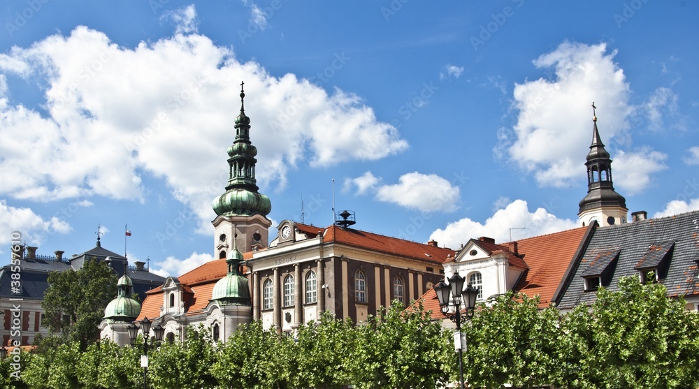 有宫殿、市政厅和教堂的广场