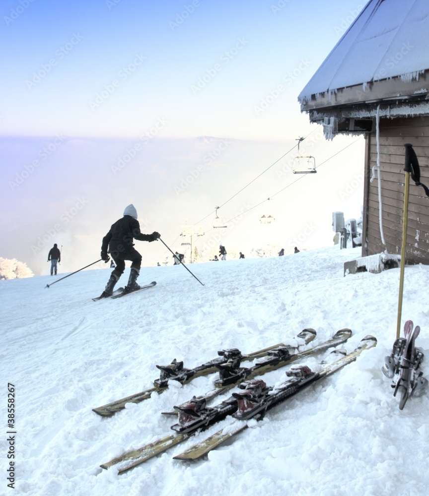 滑雪者和滑雪板在滑雪坡上