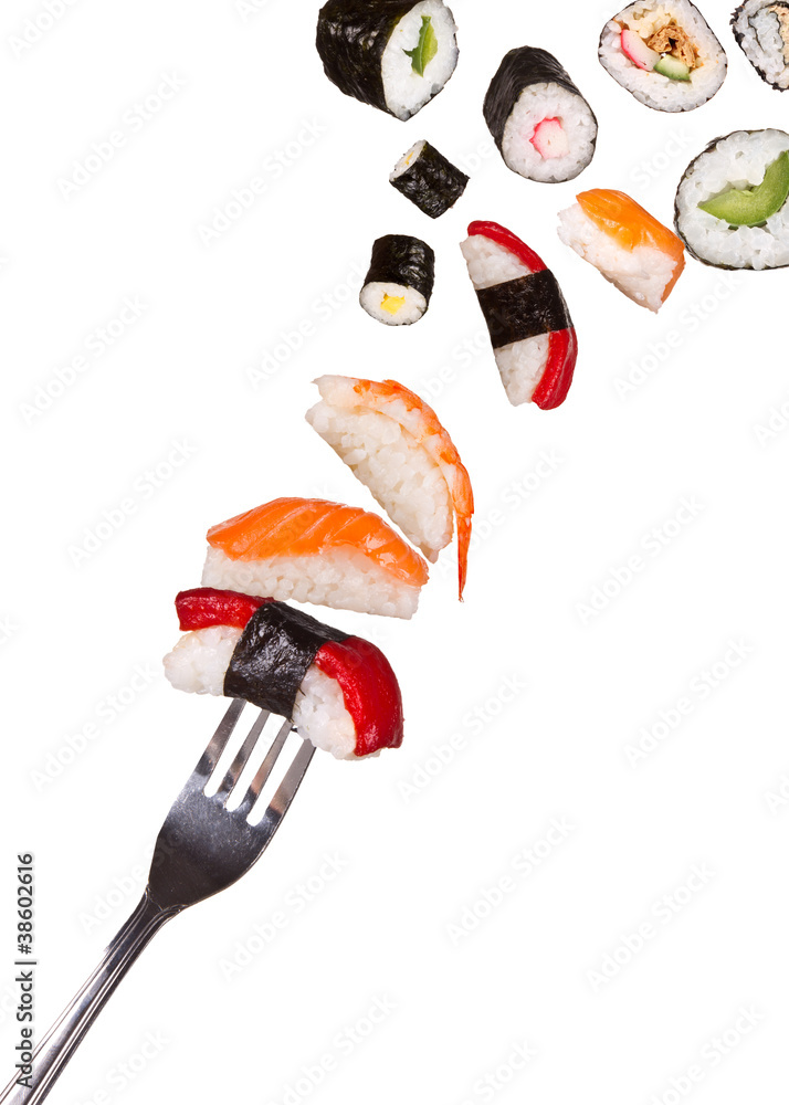 寿司碎片落在叉子上，孤立在白色背景上