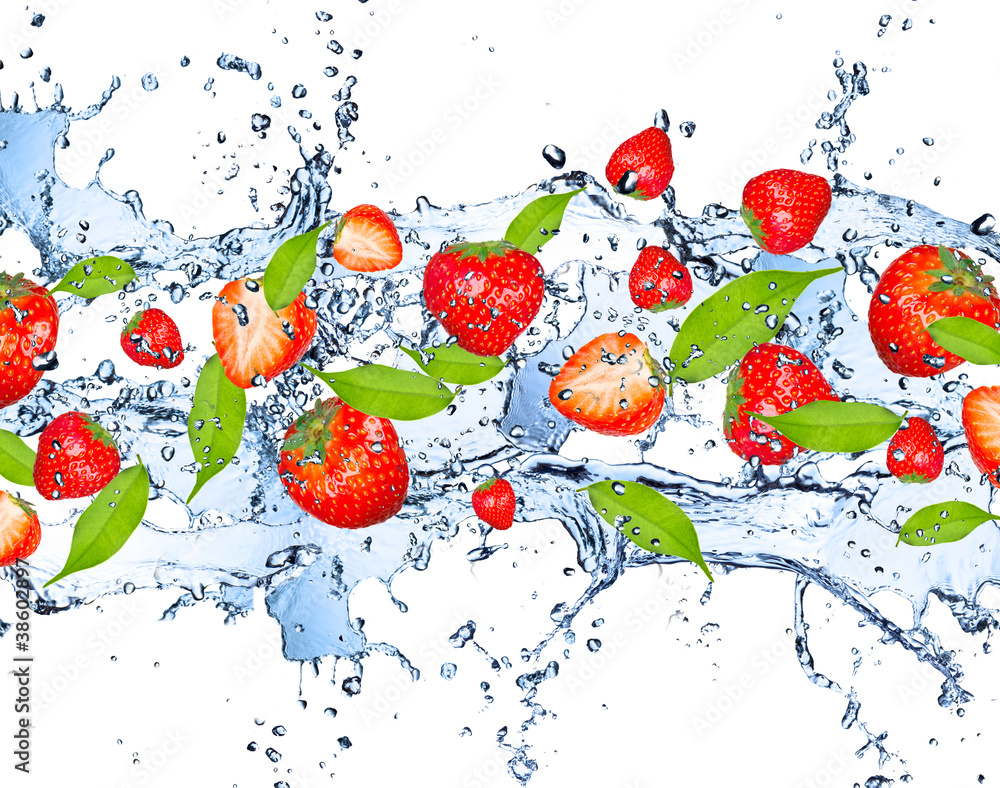 新鲜草莓在水中飞溅，在白色背景上隔离