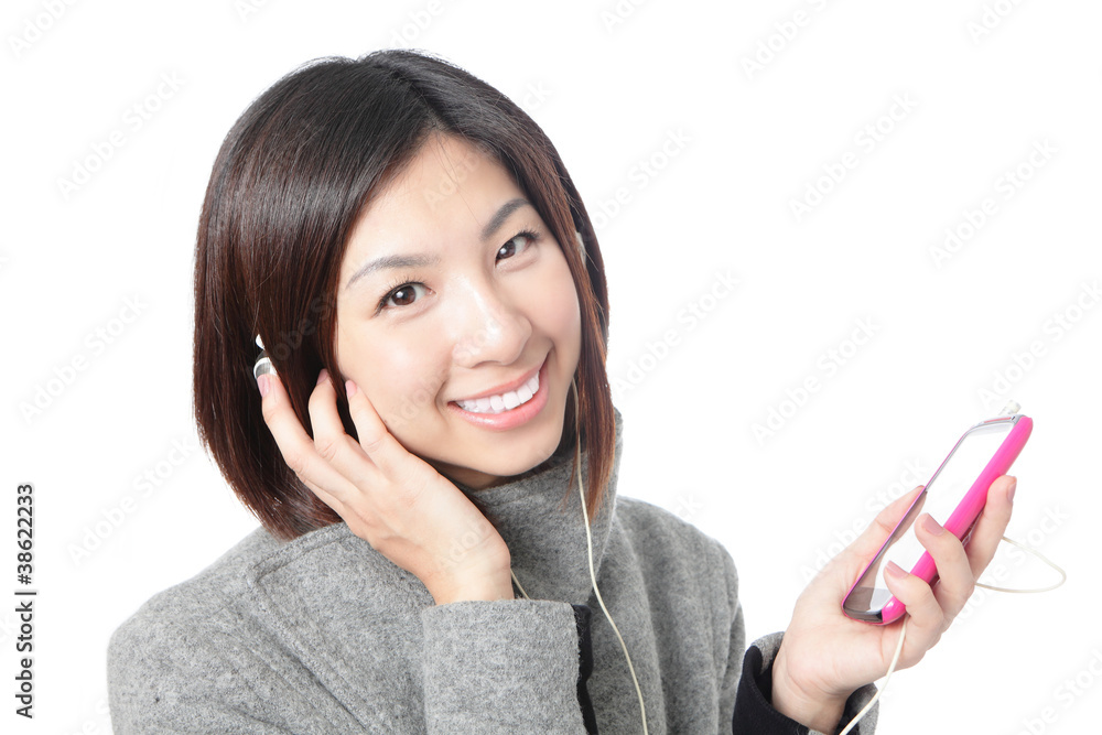 年轻快乐女孩用手机耳机听音乐