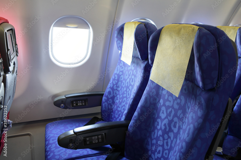 飞机内部的蓝色座椅和窗户