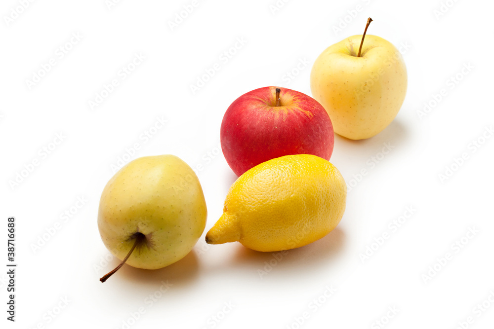 红苹果、黄苹果和一个柠檬