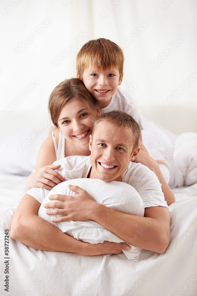 儿子躺在床上的年轻家庭
