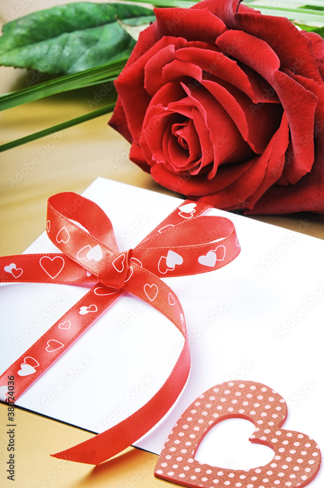 浪漫套装中的红玫瑰和信封