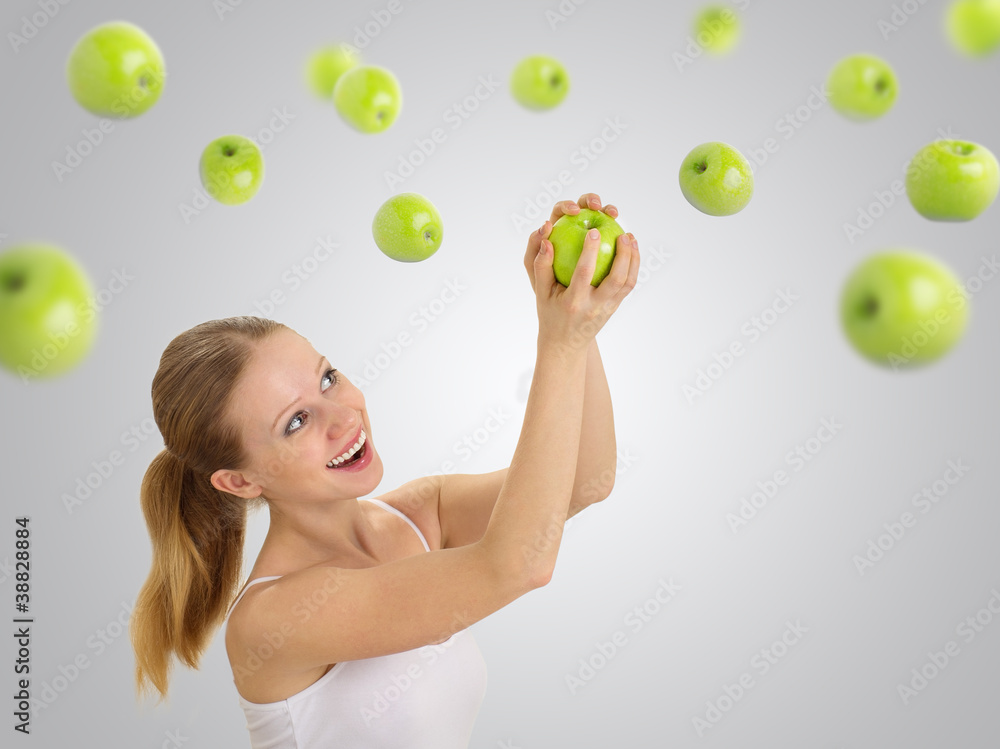 美丽的女孩选择健康的素食，绿色的苹果
