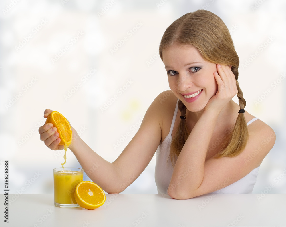 女孩从橙子中挤出果汁