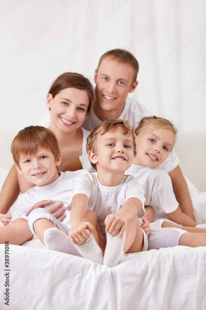 床上有孩子的微笑家庭