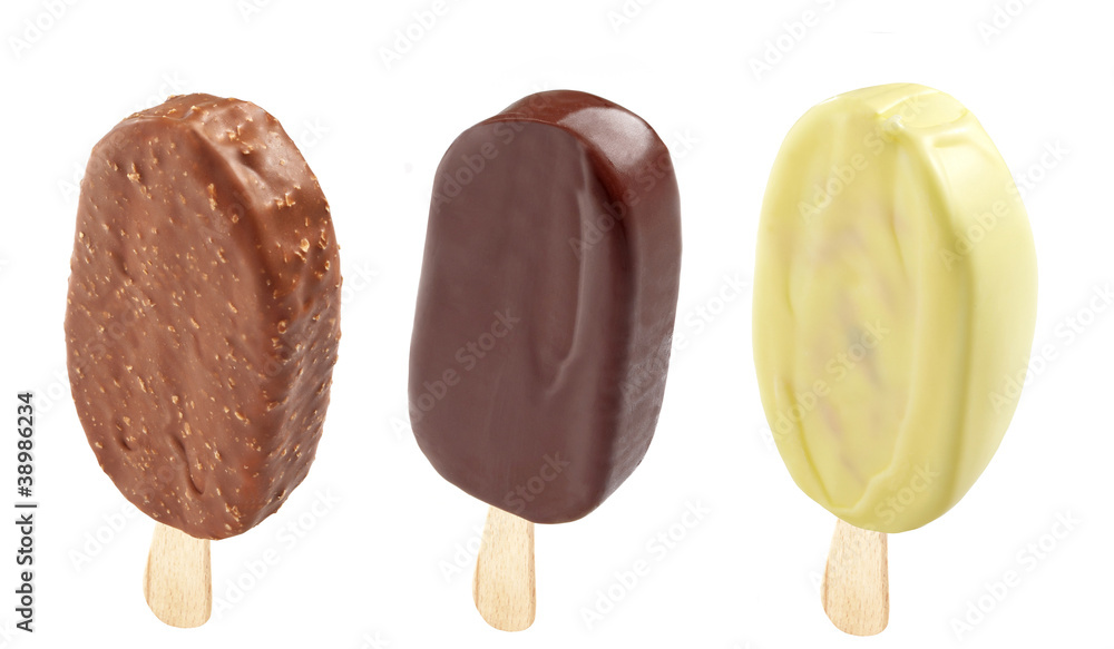 三种不同的巧克力冰淇淋