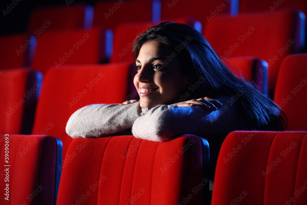 搞笑电影：电影院里一个漂亮女孩的画像，她