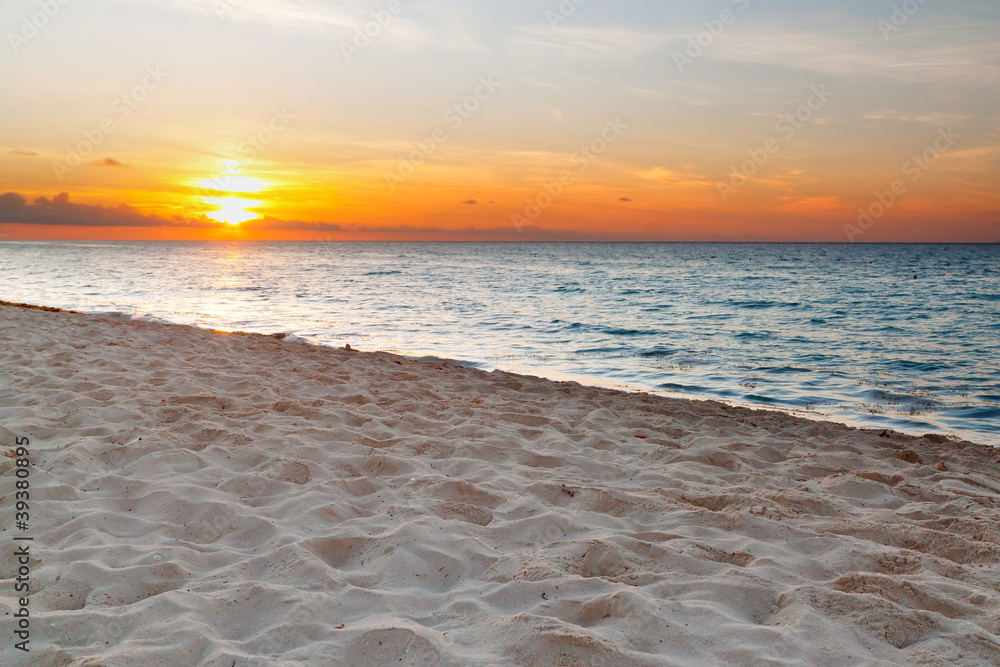 日出时加勒比海的Idylic海滩