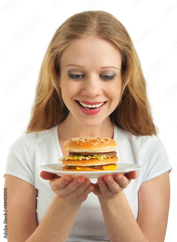 美丽快乐的女孩看着一盘快餐，汉堡就是