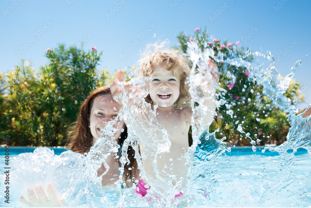 孩子和妈妈在游泳池