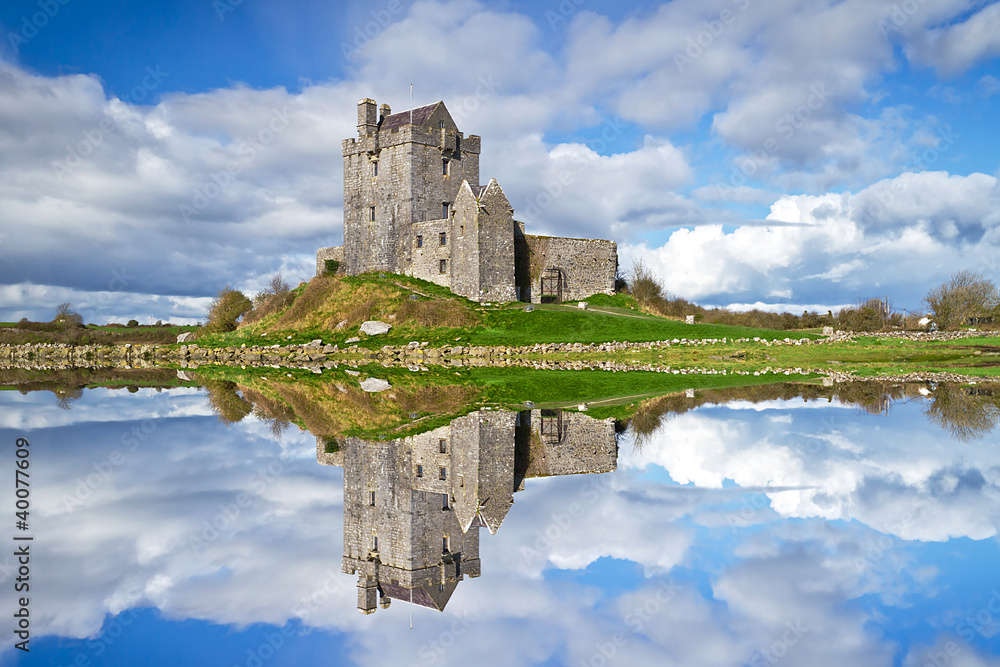 爱尔兰戈尔韦郡金瓦拉附近的Dunguaire城堡