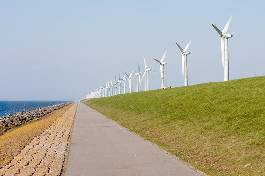 荷兰堤防上的风力涡轮机
