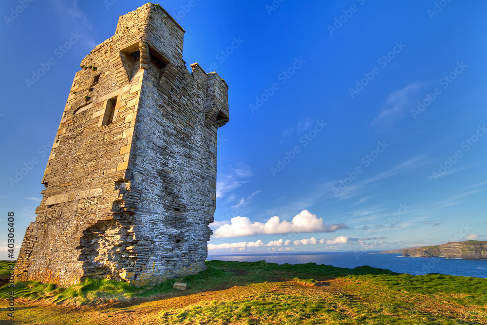 爱尔兰莫尔悬崖上的旧城堡废墟