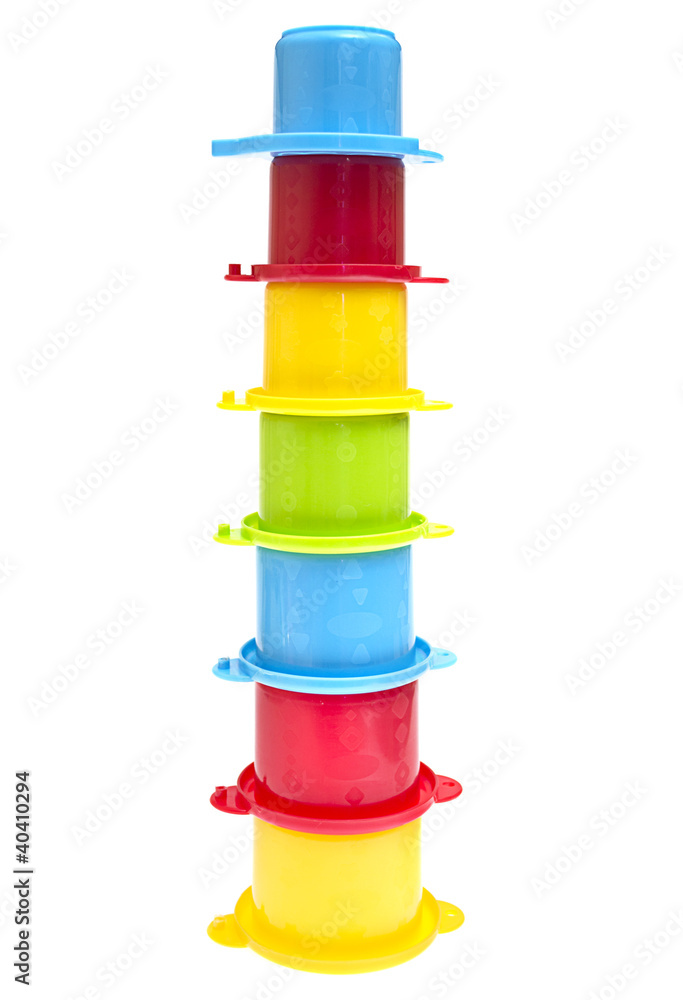白色背景下隔离的儿童玩具堆叠杯子