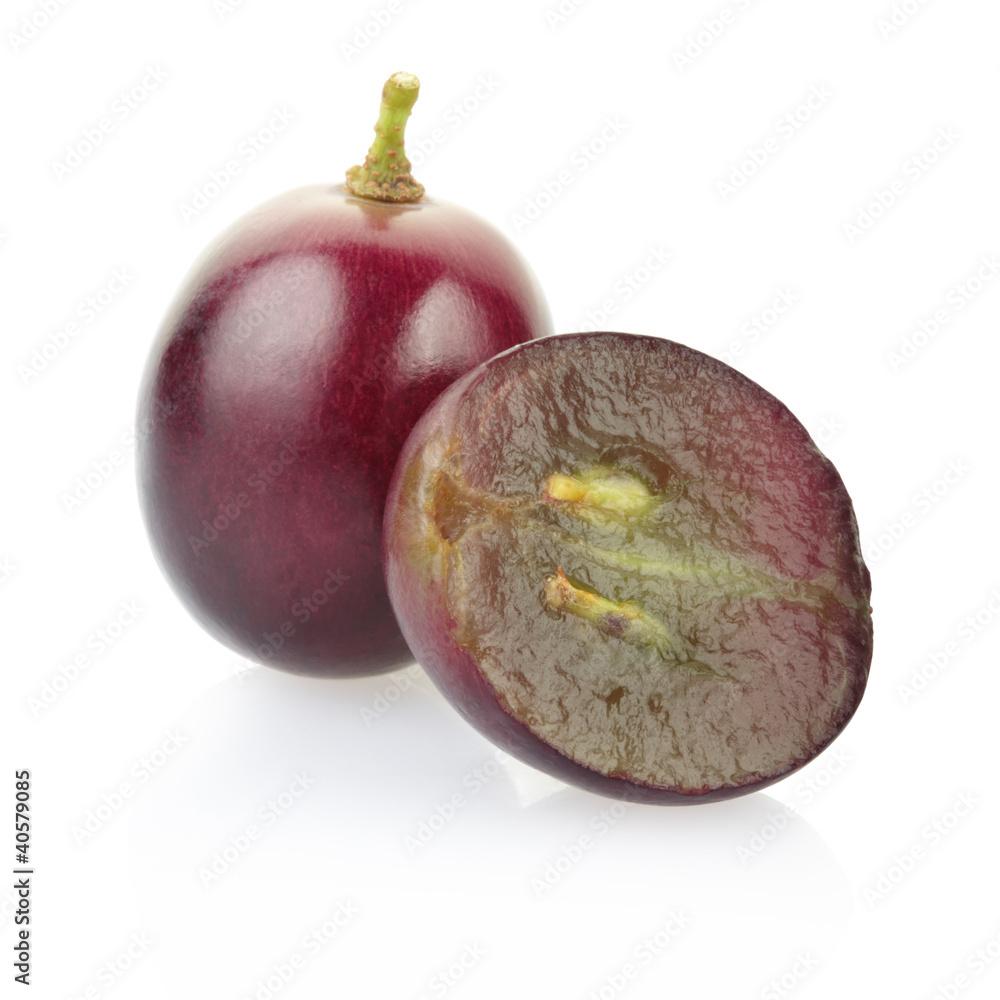 白葡萄上的红葡萄浆果，包括修剪路径