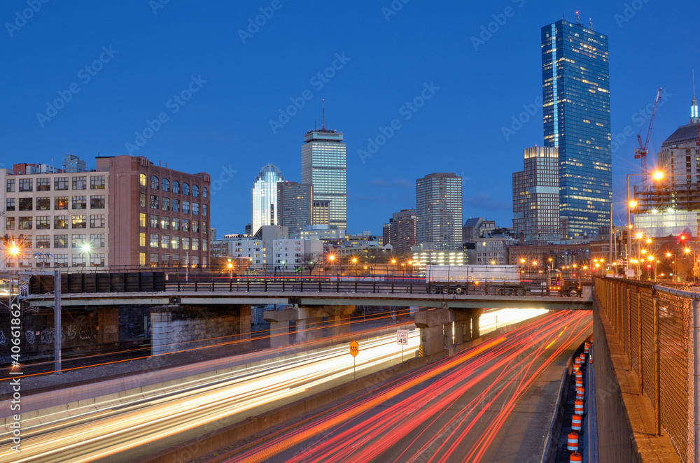 马萨诸塞州收费公路上方的波士顿天际线