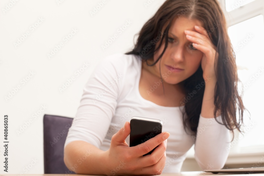 心烦意乱的女人在读短信