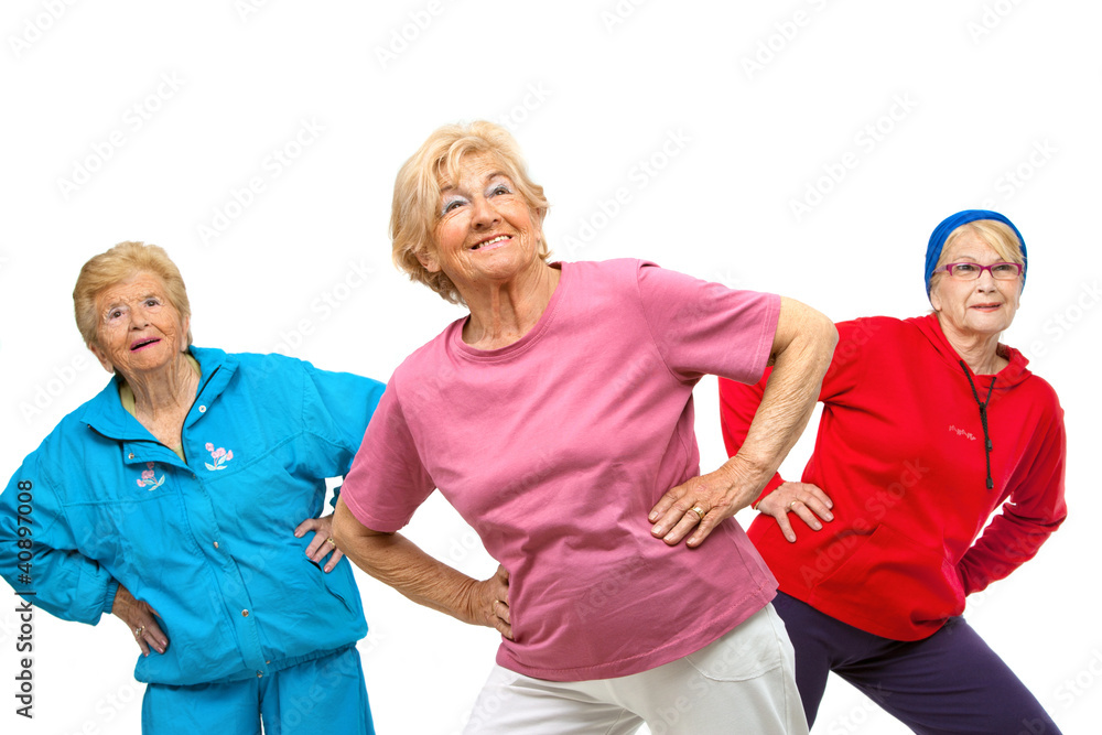 三位资深女性正在健身。