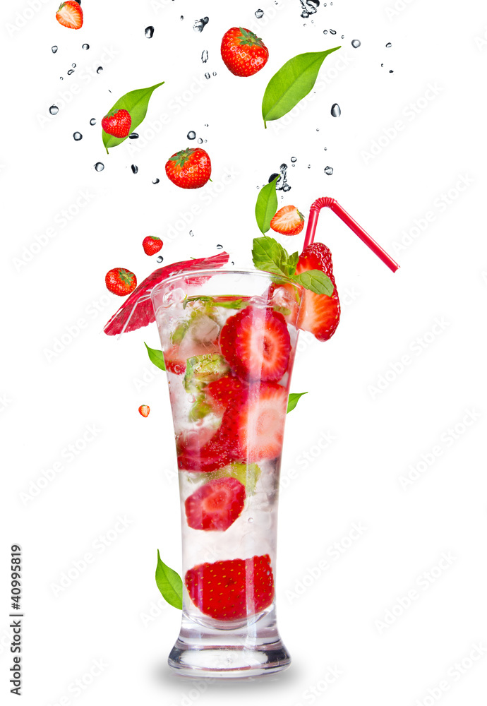 草莓mojito饮料配掉落的草莓
