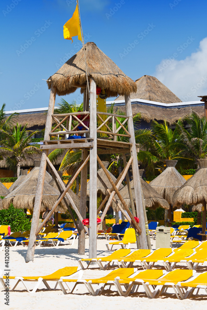 墨西哥加勒比海海滩上的救生塔