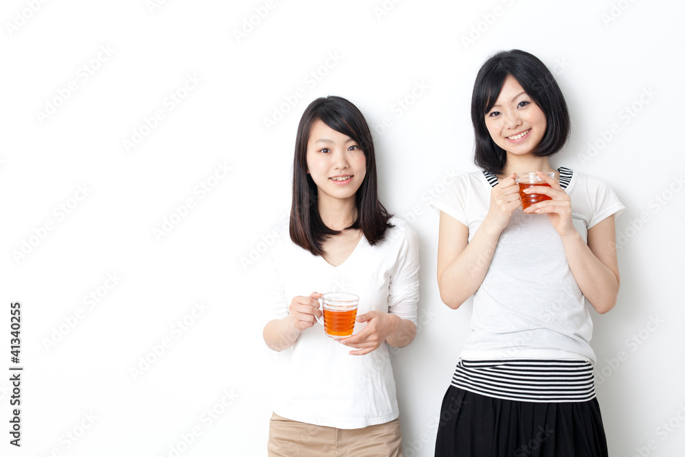 魅力四射的亚洲女性喝一杯茶