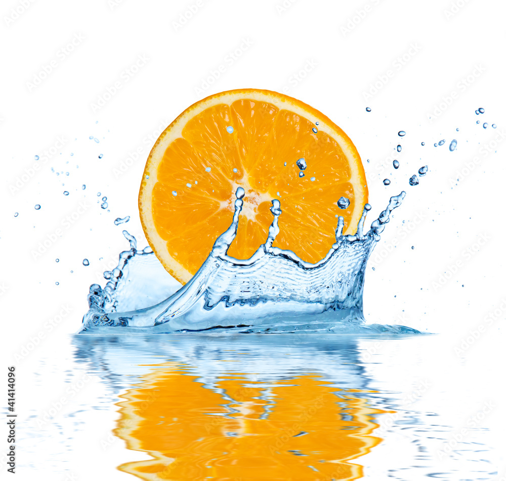 橙色切片落入水中，在白色背景上隔离