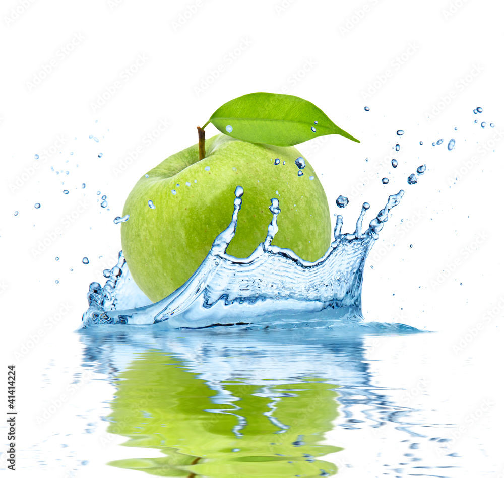 绿苹果落水，白底隔离