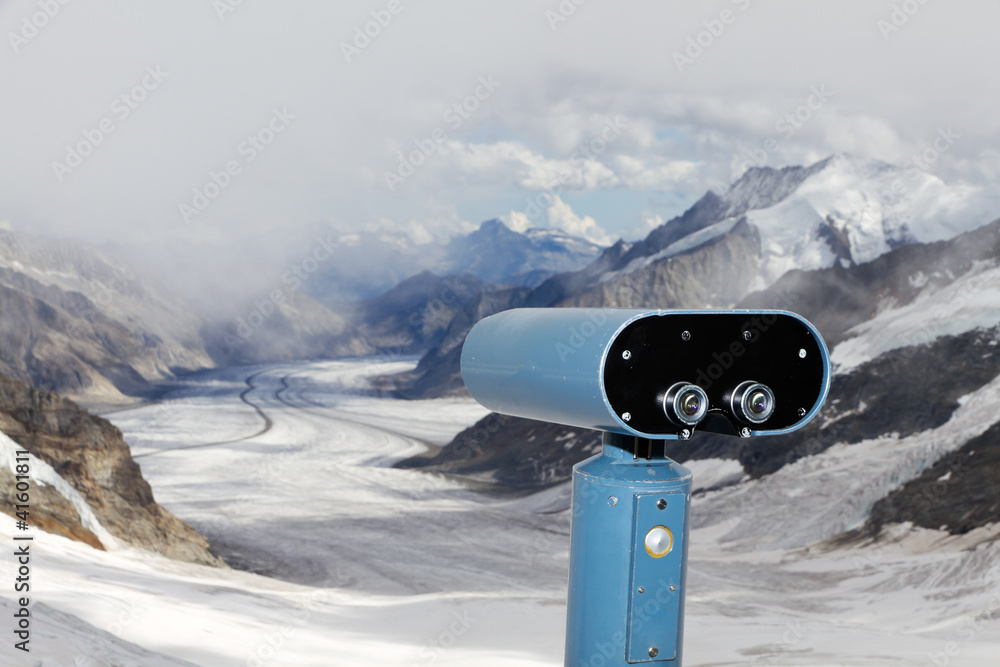 瑞士阿莱奇冰川上空的双筒望远镜