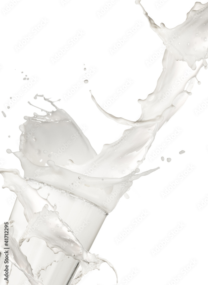 将牛奶倒入玻璃中，在白色背景上隔离