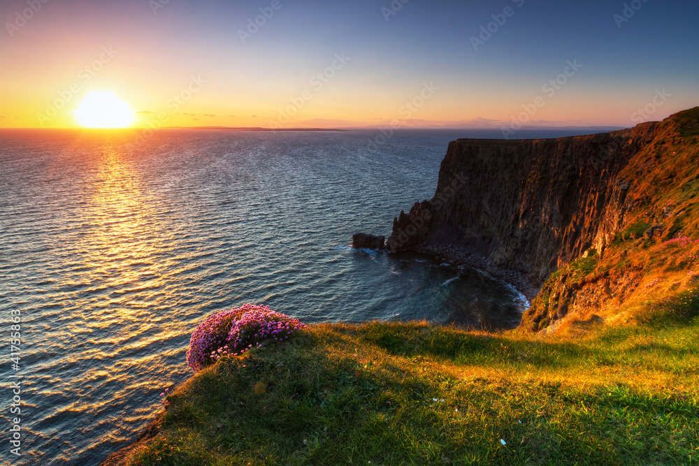 爱尔兰克莱尔郡日落时的莫尔悬崖