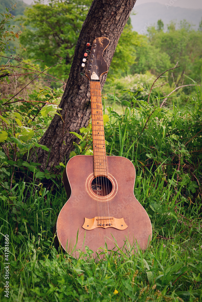 吉他音乐站在户外的大自然中