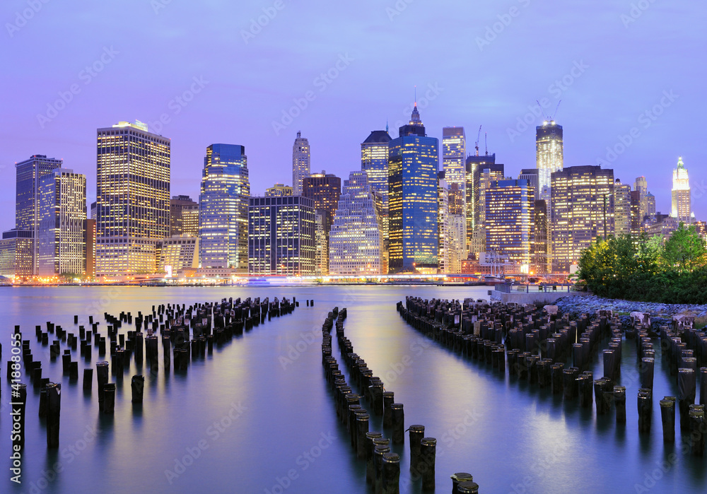 横跨东河的纽约市金融区天际线