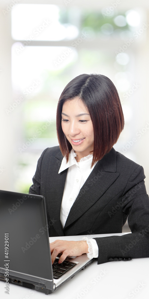 商务女性用笔记本电脑微笑
