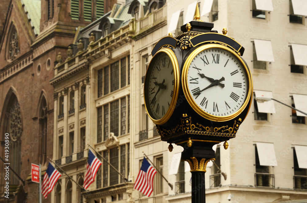 古董时钟与曼哈顿街景