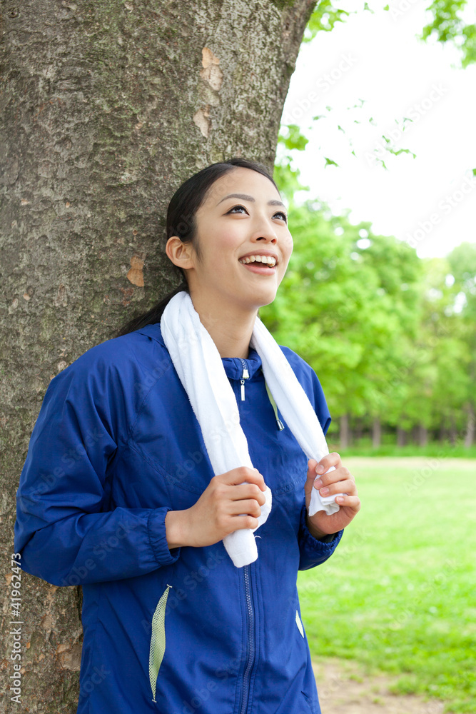 年轻的亚洲女人在公园里放松