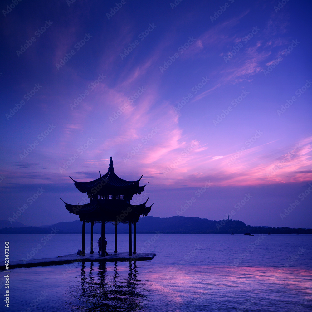 中国杭州西湖落日余晖……