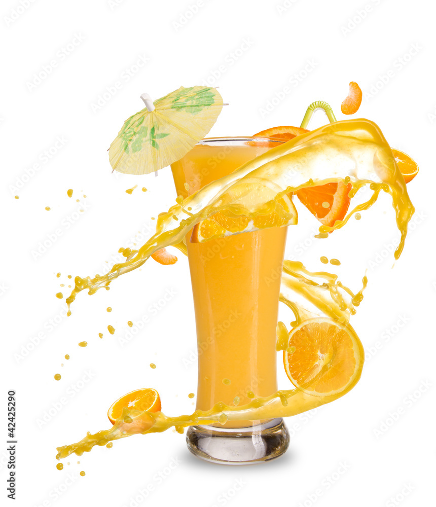 橙色鸡尾酒，带有果汁飞溅，在白色背景上隔离