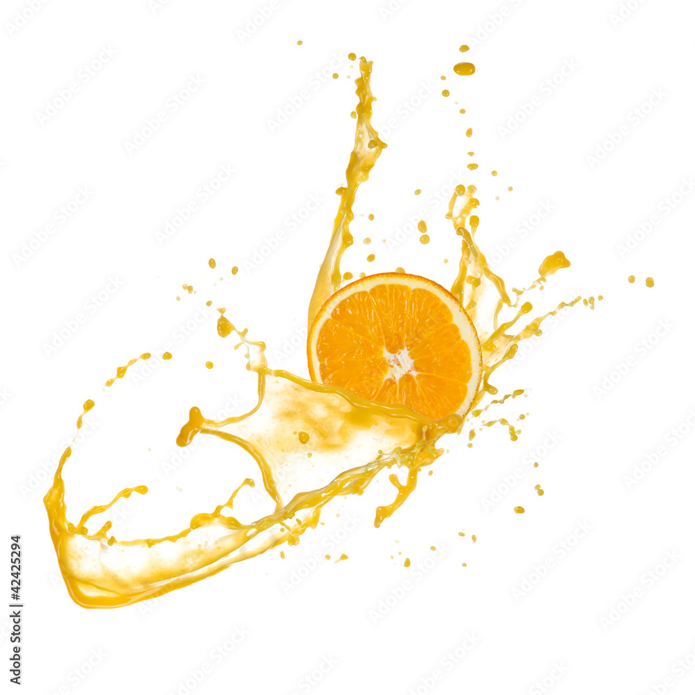橙色切片，果汁飞溅，在白色背景上隔离