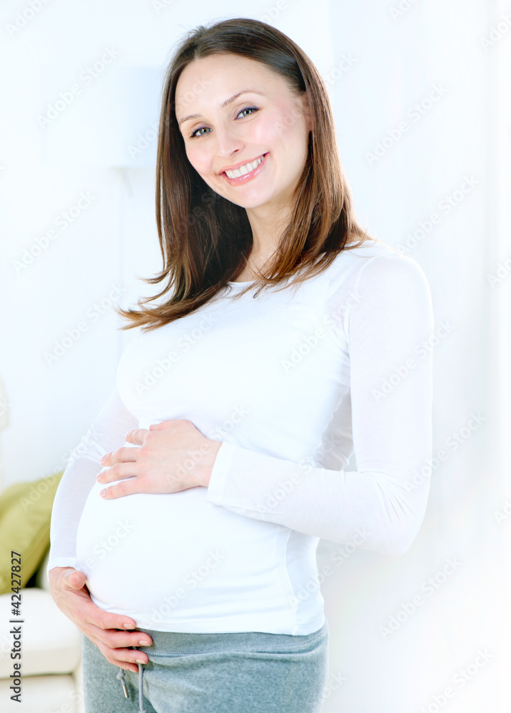怀孕的年轻女性在家。健康怀孕