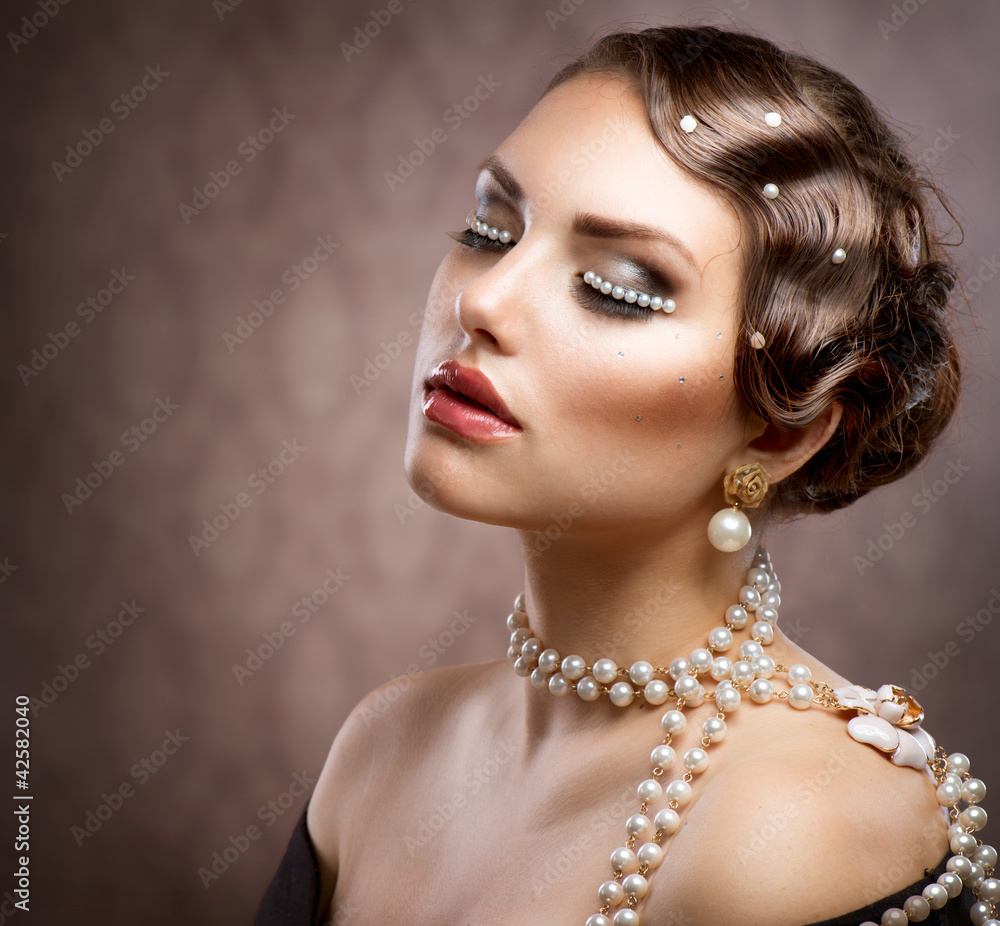 复古珍珠妆。美丽年轻女性肖像