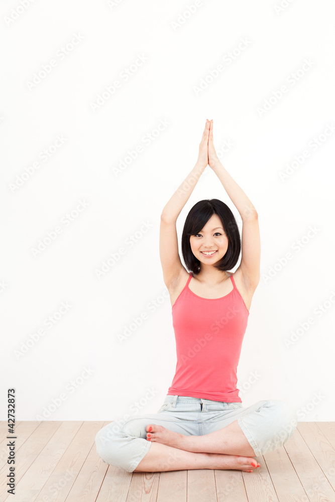 一位年轻的亚洲女性在锻炼