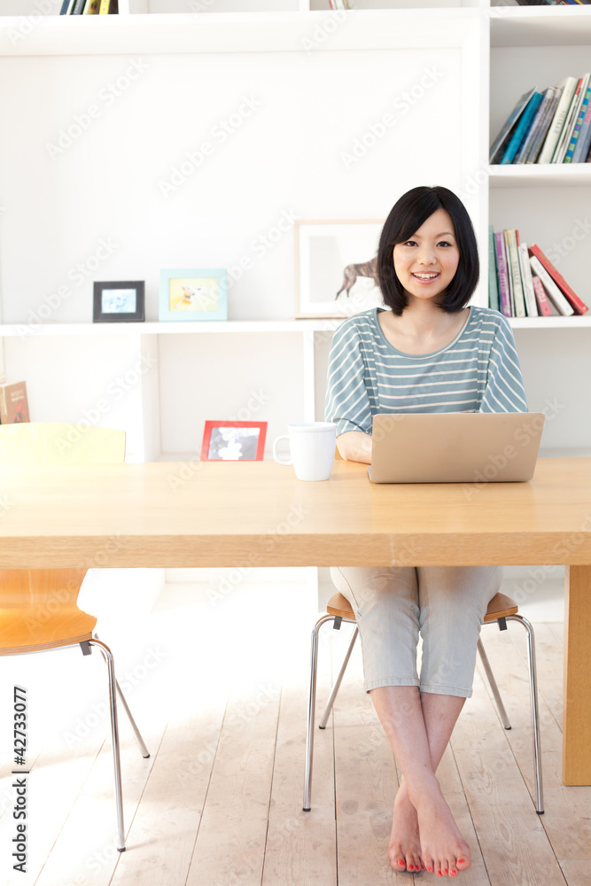 一位年轻的亚洲女性使用笔记本电脑